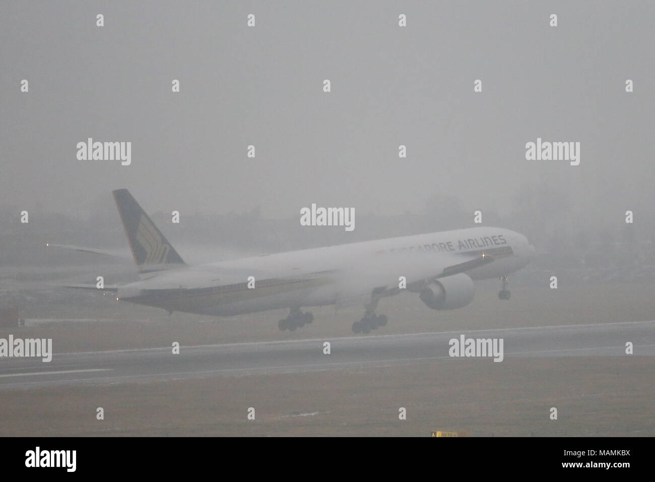 Flugzeuge landet im dichten Nebel in London Heathrow Terminal 5 Mit: Atmosphäre, Wo: London, Großbritannien Wann: 03 Mar 2018 Credit: WENN Stockfoto