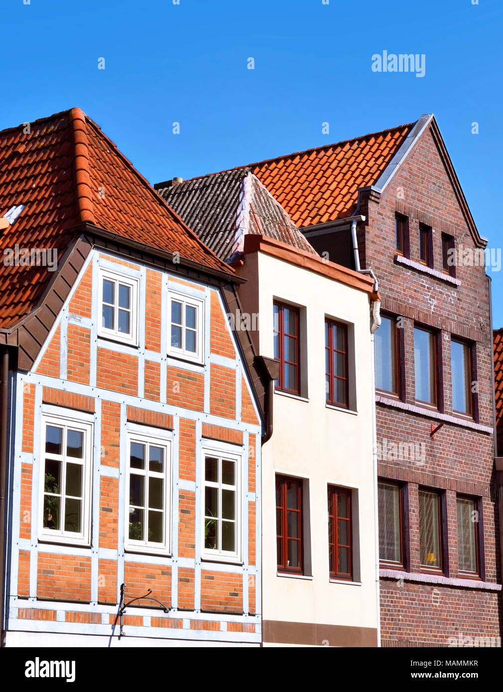 Fassaden in Buxtehude, Norddeutschland. Alte Häuser oder historischen Fassaden. Gebäude Exterieur und blauer Himmel. Stockfoto