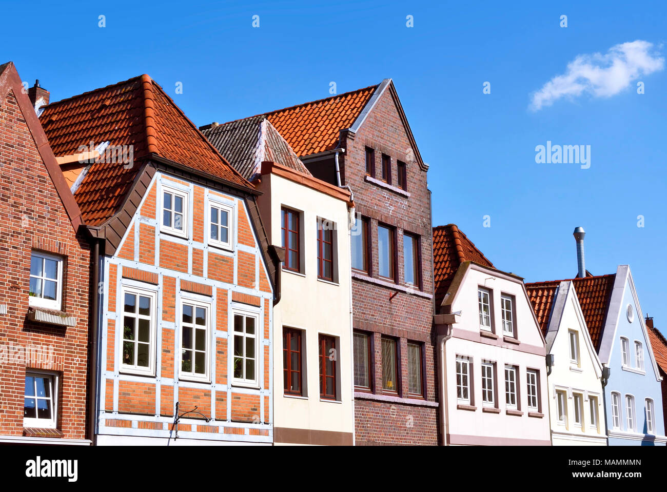Fassaden in Buxtehude, Norddeutschland. Alte Häuser oder historischen Fassaden. Gebäude Exterieur und blauer Himmel. Stockfoto