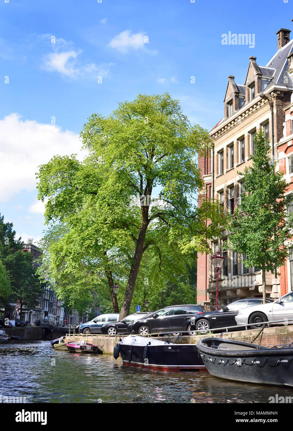 Kanal von Amsterdam mit dem niederländischen Häusern und Amstel. Im Frühling oder im Sommer zur Szene und das Stadtbild von Amsterdam. Historische Stadthäuser. Stockfoto