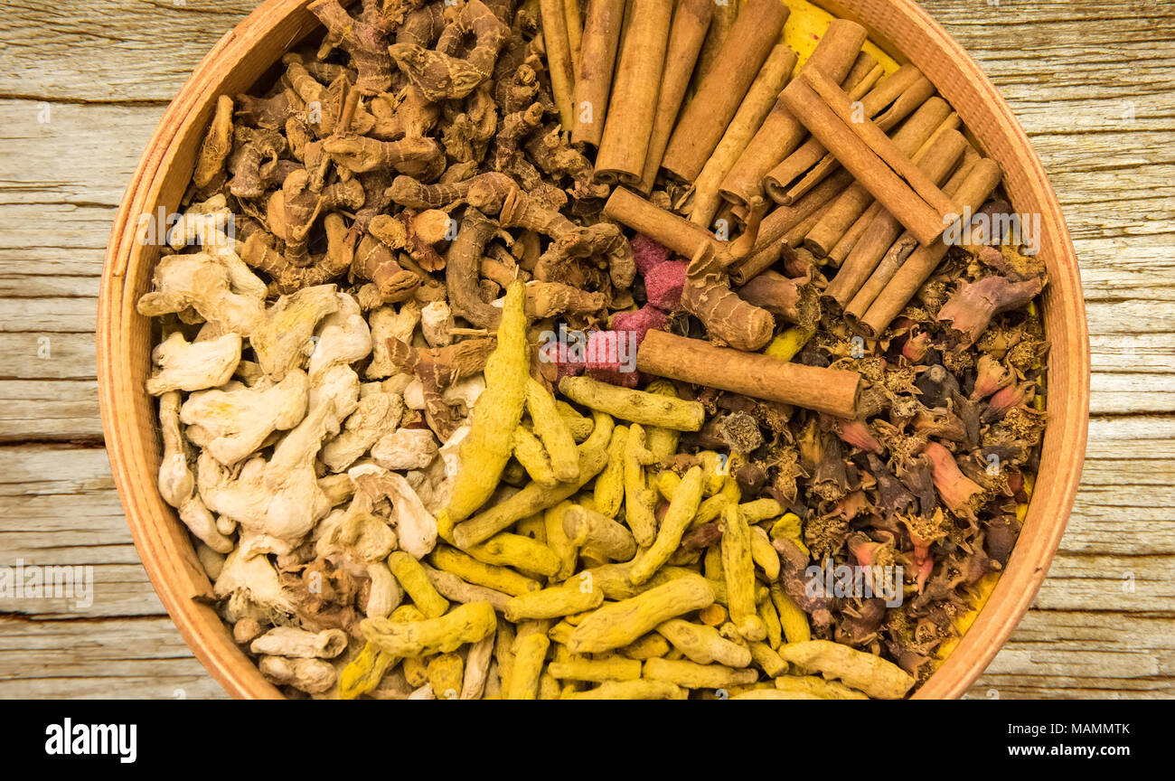Ansicht von oben Mix indische Gewürze und Kräuter Stockfoto