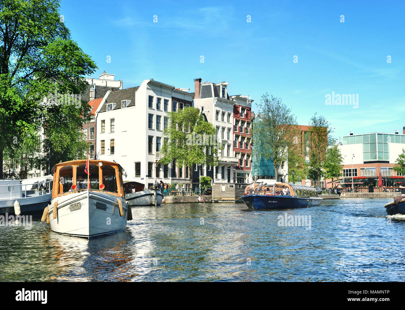 Kanal oder Gracht in Amsterdam City. Amstel Szene mit Boote und alte Häuser. Stockfoto