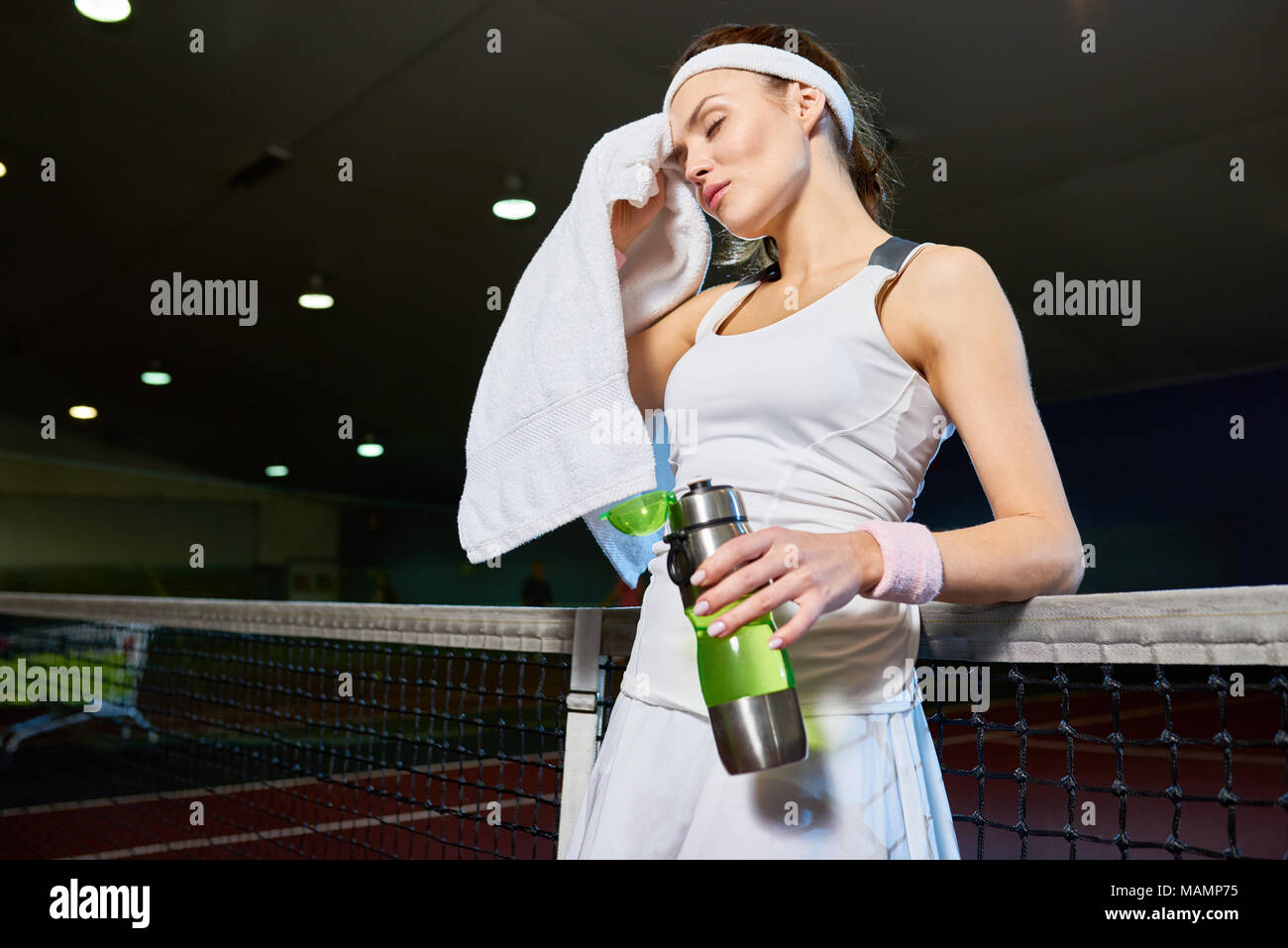 Müde Frau am Tennis Praxis Stockfoto