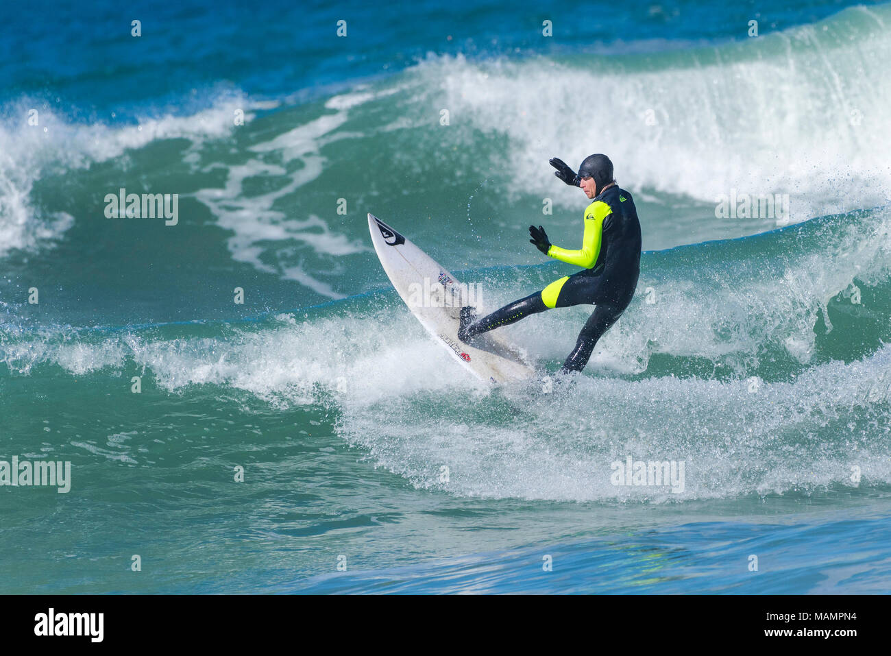 Surfen GROSSBRITANNIEN - ein Surfer auf den Fistral in Newquay Cornwall. Stockfoto