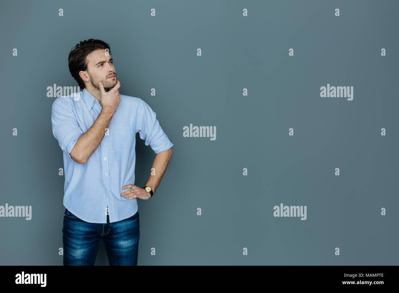 Schön schöner Mann sein Kinn Holding Stockfoto