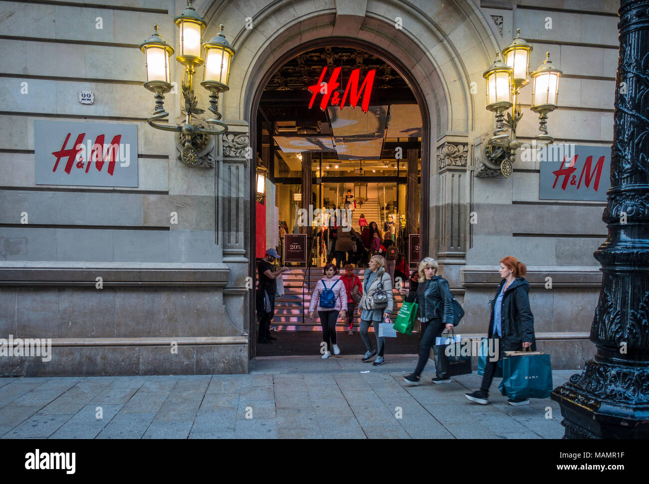 Barcelona, Spanien. März 2018: Die Menschen vor der H&M-shop  Stockfotografie - Alamy