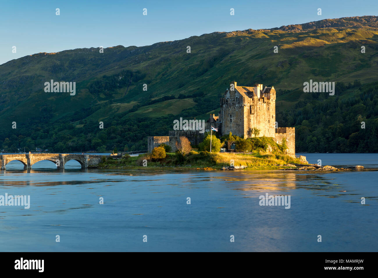 Abendsonne über Eilean Donan Castle am Loch Duich, Dornie, Highlands, Schottland Stockfoto