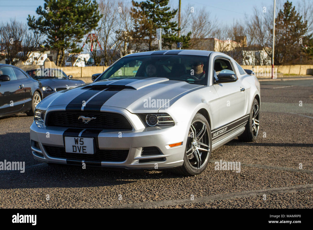 2016 Ford Mustang GT 4951cc Benziner Coupé bei der North-West Supercar Veranstaltung als Hunderte von Autos und Touristen in der Küstenstadt an einem warmen Frühlingstag ankommen. Die Autos sind an der Strandpromenade von der Stange, da Liebhaber von klassischen und Sportfahrzeugen das warme Wetter für einen Tag im Auto nutzen. Stockfoto