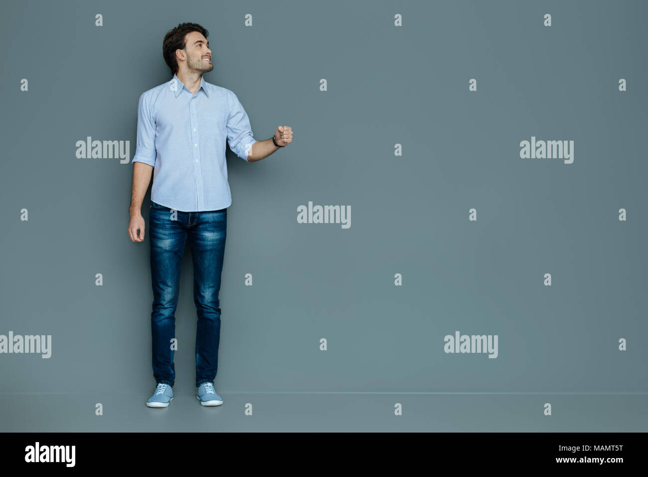 Schöne fröhliche Mann hält ein Objekt Stockfoto