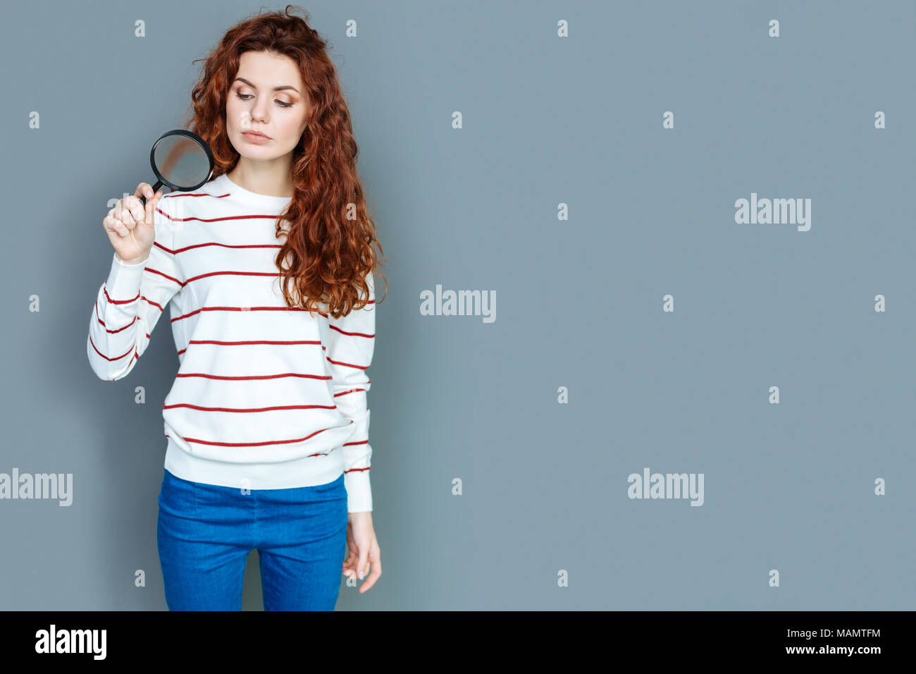 Schöne schwere Frau mit Lupe Stockfoto