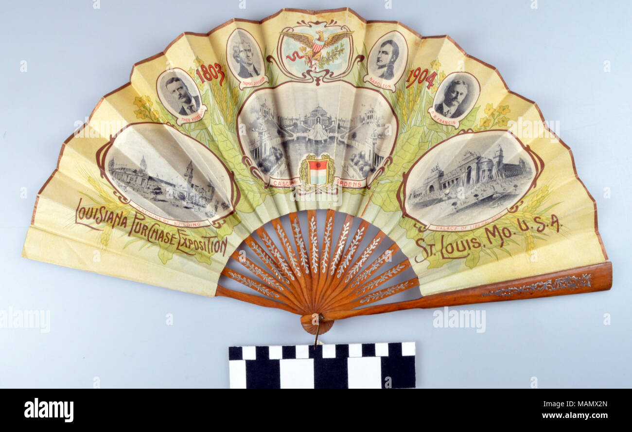 Souvenir folding Fan aus der World's Fair 1904. Der Lüfter verfügt über Bilder der Maschinen und Gebäude, Cascade Gardens, und der Palast der Freien Künste sowie Bilder von Theodore Roosevelt, Thomas Jefferson, Napoleon, und David R. Francis. Titel: 1904 World's Fair Souvenir Folding Fan. 1904. Stockfoto