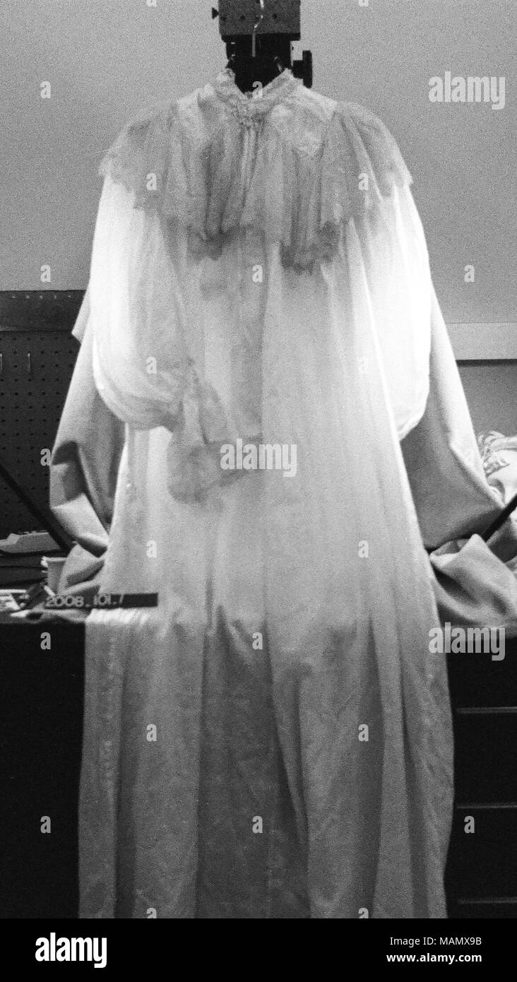Dieses Gewand wurde von Frau kann Murdoch Badger getragen in ihrer Hochzeitsnacht, nachdem sie im Jahr 1894 an William Henry Badger verheiratet war. Titel: Silk Robe von der Hochzeit Trousseau Mai Murdoch Dachs. 1894. Stockfoto