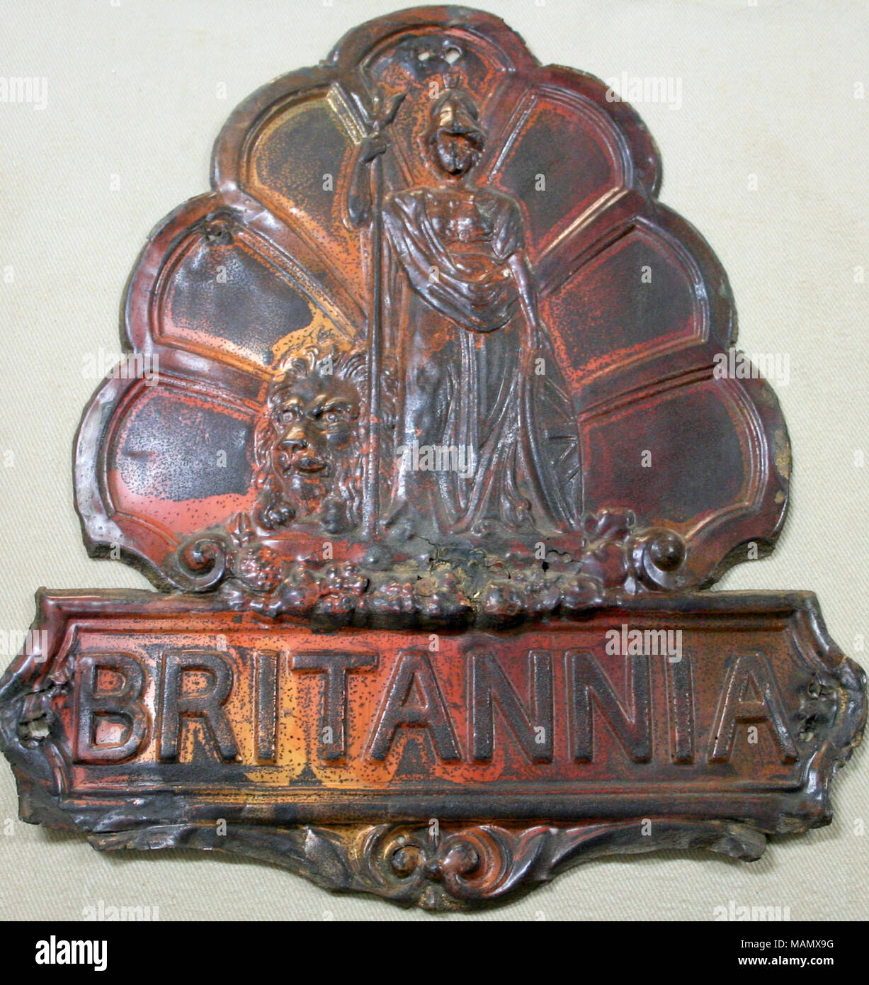 Kupfer gedrückt Brand Marke für Britannia Fire Insurance Company in London, England, stehende Figur holding Speer mit Lion hinter und 'BRITANNIA' unten Titel: Brand Marke für Britannia Fire Insurance Company in London, England. zwischen 1868 und 1879. Stockfoto