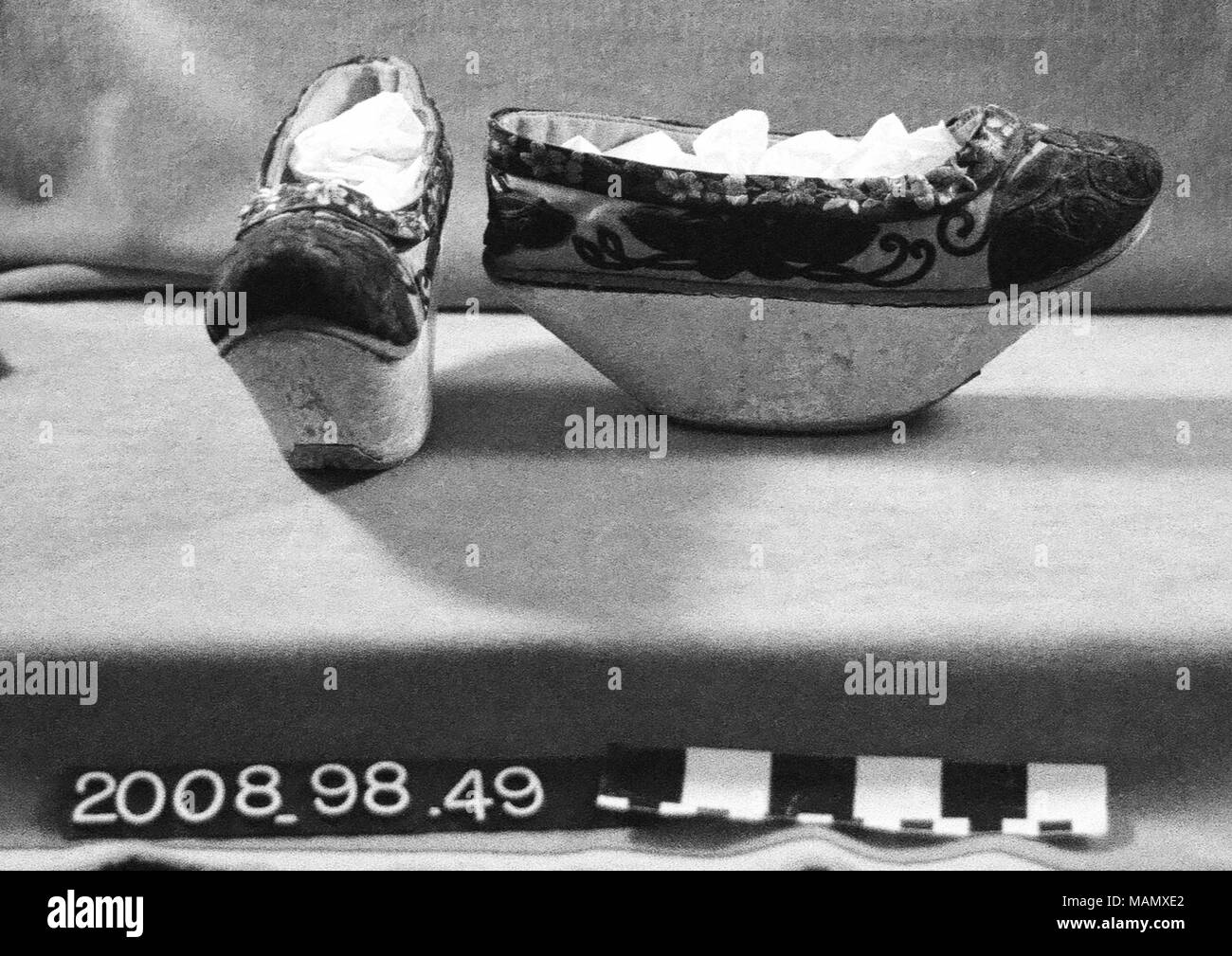 Chinesisches Damenschuhe aus Blau, Schwarz und Weiß Samt und Seide. Die Schuhe haben eine 3' White Wooden Boat geformte Sohle. Titel: Paar Frauen chinesische Schuhe, Blau und Schwarz Samt und Seide mit einem weißen Holz Boot geformte Sohle. ca. 1880. Stockfoto