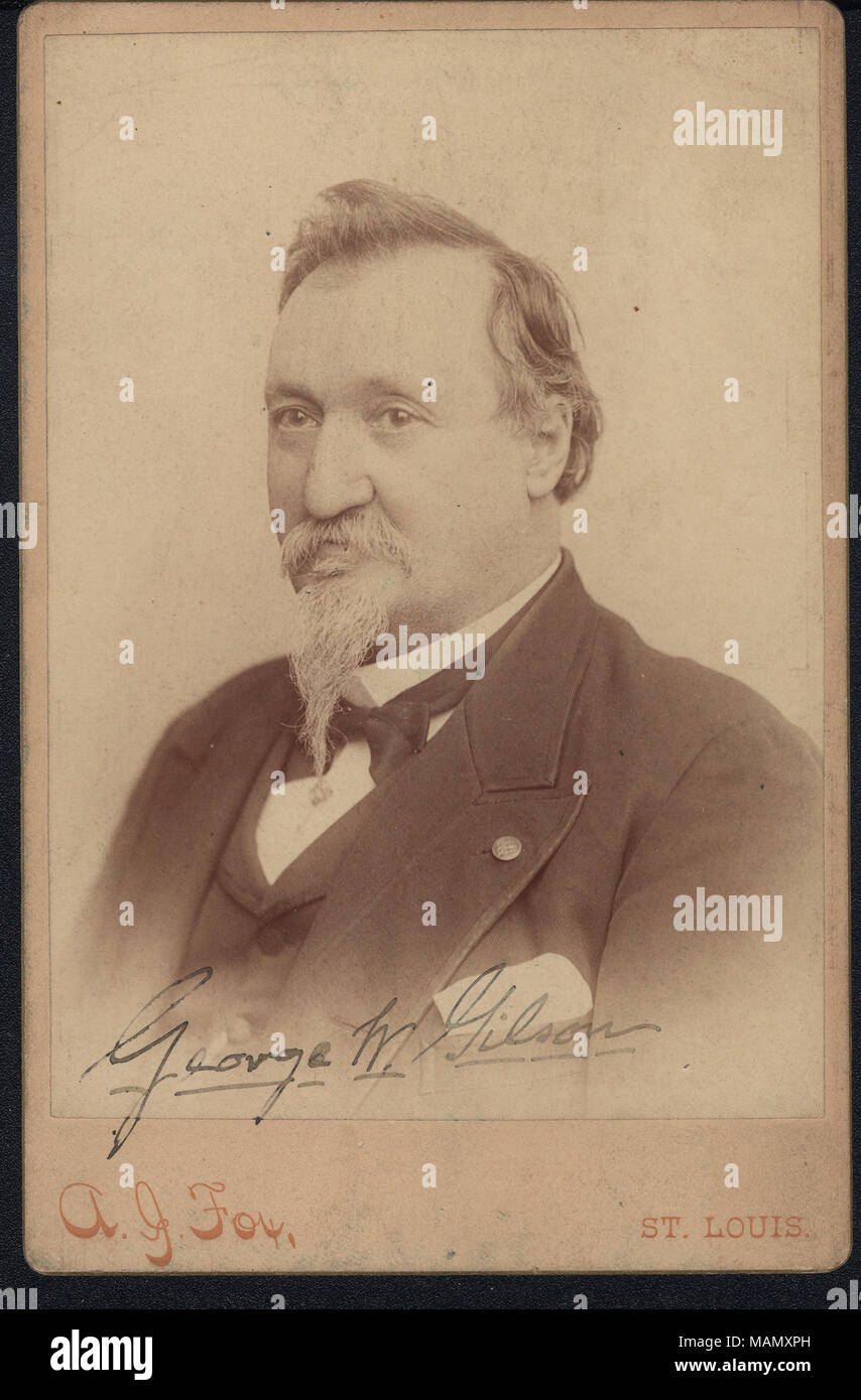 Formale büste Porträt von George W. Gilson in Anzug und Fliege, und nach links gedreht. Hinweis auf der Rückseite lautet: "in St. Louis 13.08.1910 ied.'' George W. Gilson' (Abbildung unten) geschrieben. "A.J. Fox" und "T. LOUIS' (Abbildung unten). Titel: George W. Gilson (Union Veteran). . Ca. 1892. A.J. Fox, St. Louis Stockfoto