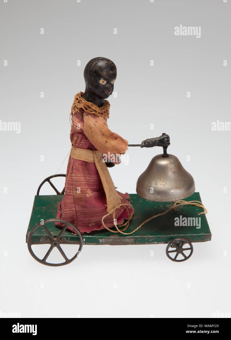 Ein Pull bell Spielzeug, eine afroamerikanische Frau in langen geblümten Kleid mit Schürze. Als Spielzeug die Glocke gezogen wird angerufen. Titel: African American Bell Pull Spielzeug. ca. 1880. Stockfoto