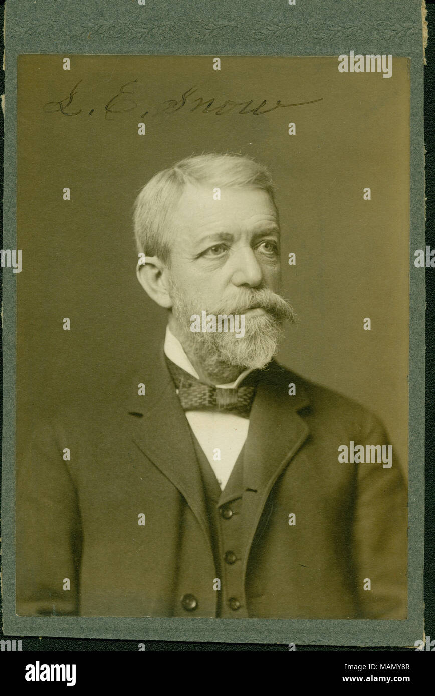 Formale büste Portrait von L. E. Schnee in Anzug und Fliege, mit dem Kopf nach rechts gedreht. "L.E. Schnee" (auf der Oberseite des Bildes geschrieben). Titel: L. E. Schnee (Union Veteran). . Ca. 1900. J.C. Strauss Stockfoto