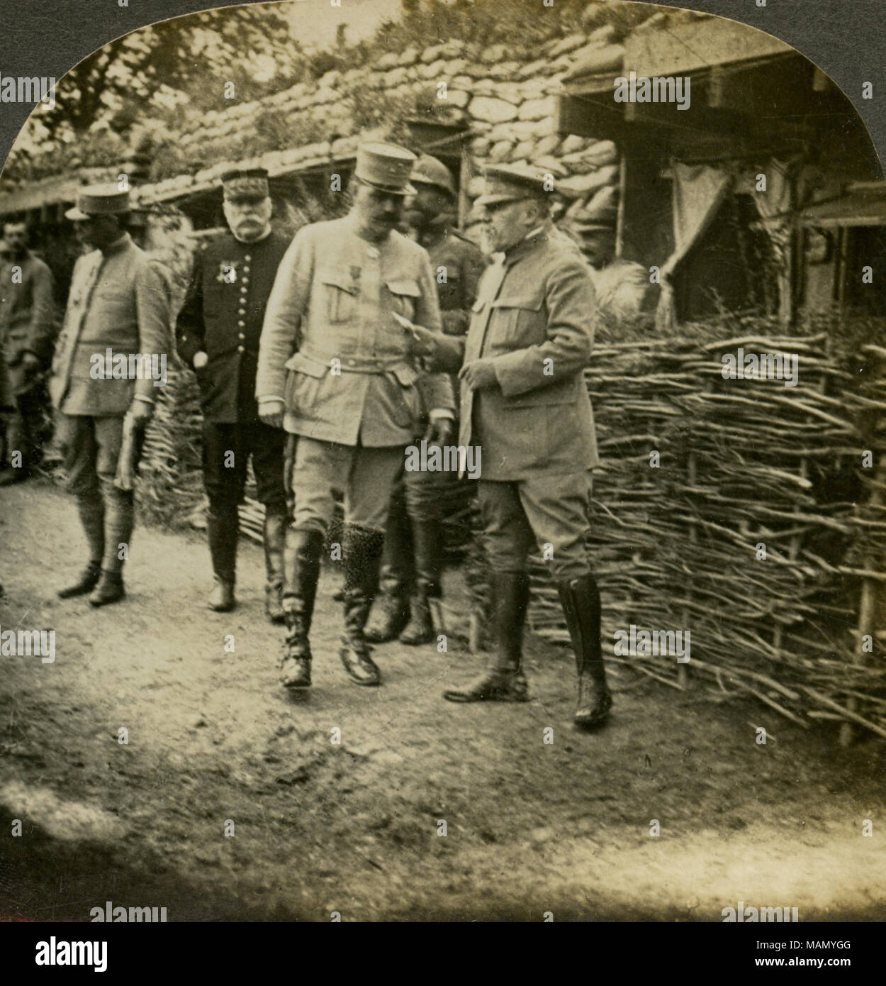 Horizontale, Sepia stereocard zeigt der französische Präsident Raymond Poincare und Marschall Joseph Joffre Treffen mit uniformierten Beamten. Keystone Stereograph Anzahl V 18826. Der Titel lautet: "Präsident Pincare und Marschall Joffre, die Quartiere der Offiziere an der Somme vorne." Titel: "Präsident Poincare und Marschall Joffre an der Somme vorne.". 1916. Keystone View Company Stockfoto