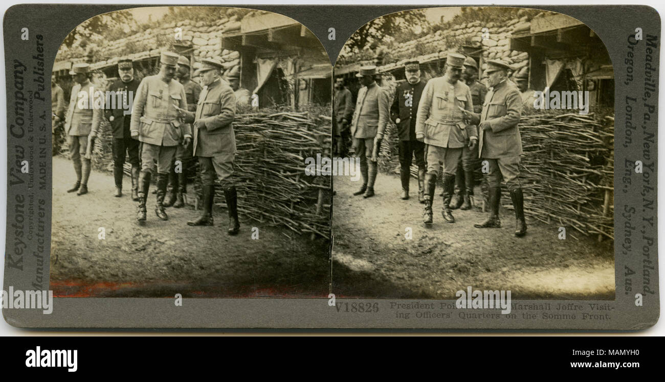 Horizontale, Sepia stereocard zeigt der französische Präsident Raymond Poincare und Marschall Joseph Joffre Treffen mit uniformierten Beamten. Keystone Stereograph Anzahl V 18826. Der Titel lautet: "Präsident Pincare und Marschall Joffre, die Quartiere der Offiziere an der Somme vorne." Titel: "Präsident Poincare und Marschall Joffre an der Somme vorne.". 1916. Keystone View Company Stockfoto