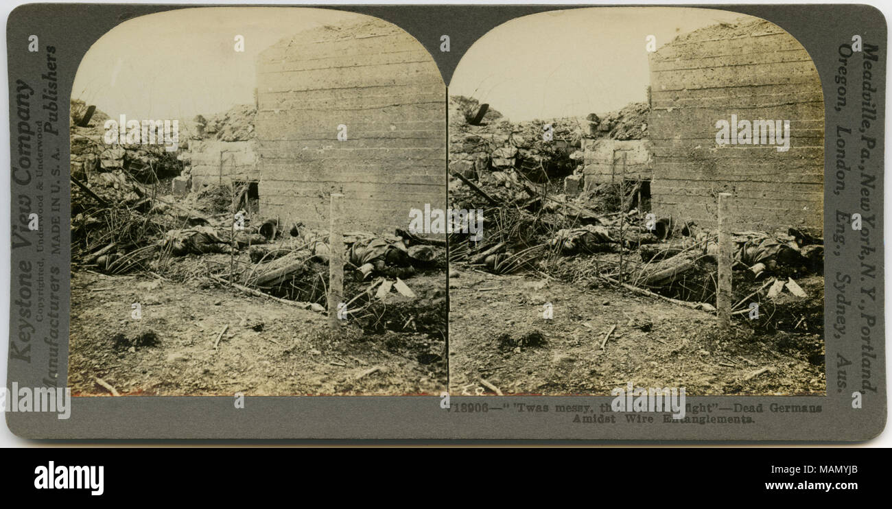 Horizontale, Sepia stereocard mit den Trümmern eines teilweise zerstört deutsche Festungsanlage. Im Vordergrund sichtbar sind deutsche Soldaten, die im Verlauf der Schlacht getötet wurden. Keystone Stereograph Anzahl V 18906. Der Titel lautet: "Es war chaotisch, dass wenig ein Kampf"-toten Deutschen inmitten Kabel Verstrickungen." Titel: 'Dead Deutsche inmitten Kabel Verstrickungen." zwischen ca. 1914 und ca. 1918. Keystone View Company Stockfoto