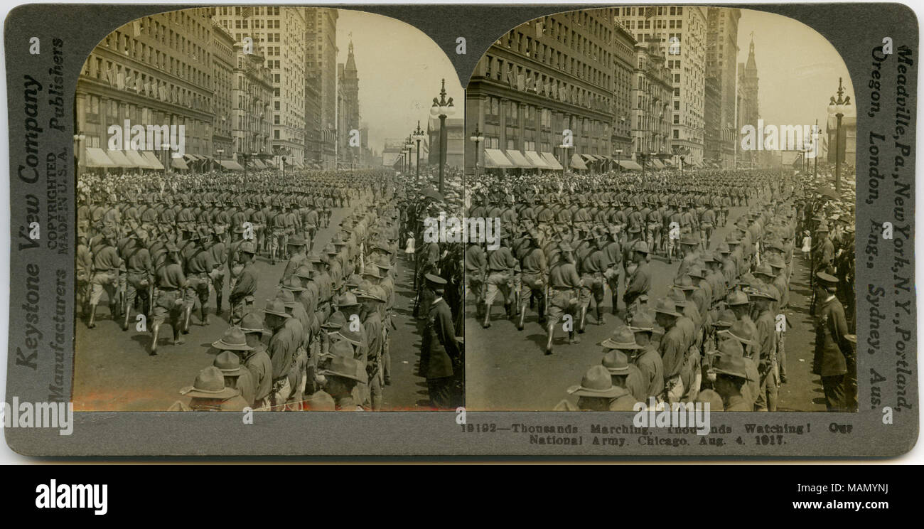 Horizontale, Sepia stereocard angezeigt uniformierte Soldaten marschieren in eine Parade in Chicago, Illinois mit Schaulustigen beobachten von den Seiten der Straße. Keystone Stereograph Nummer 19192. Der Titel lautet: "Tausende marschieren, Tausende zu beobachten! Unsere nationalen Armee. Chicago. 12.08.4. 1917. Titel: "Tausende marschieren - Unsere nationalen Armee. . 4. August 1917. Keystone View Company Stockfoto