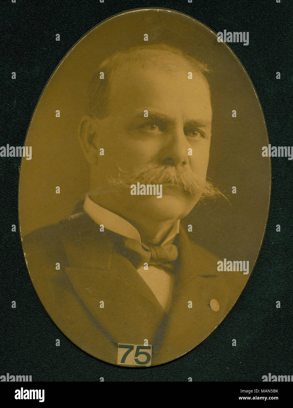 Formale büste Portrait von W. R. Mays in Anzug und Fliege, nach rechts gedreht. Er hat einen ausgeprägten Schnurrbart. Titel: W.R. Mays (Union Veteran). . Ca. 1900. F.W. Guerin Stockfoto