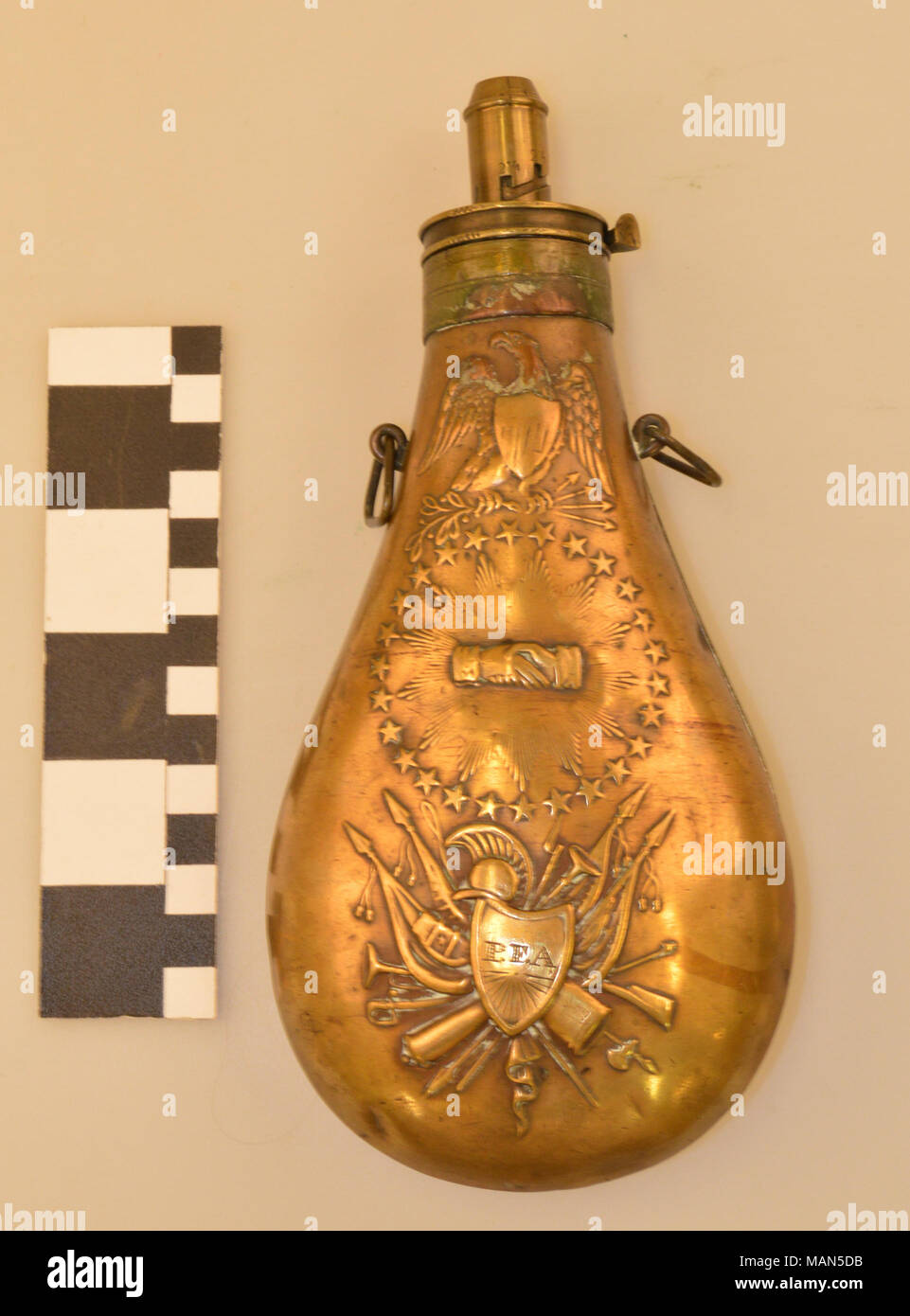 Messing "Frieden Kolben' Pulverflasche durch N.P. Ames, der Typ während des Mexikanisch-Amerikanischen Krieges und im Amerikanischen Bürgerkrieg eingesetzt. Titel: "Frieden Kolben' Pulverflasche durch N.P. Ames. zwischen 1837 und 1844. N.P. Ames Stockfoto