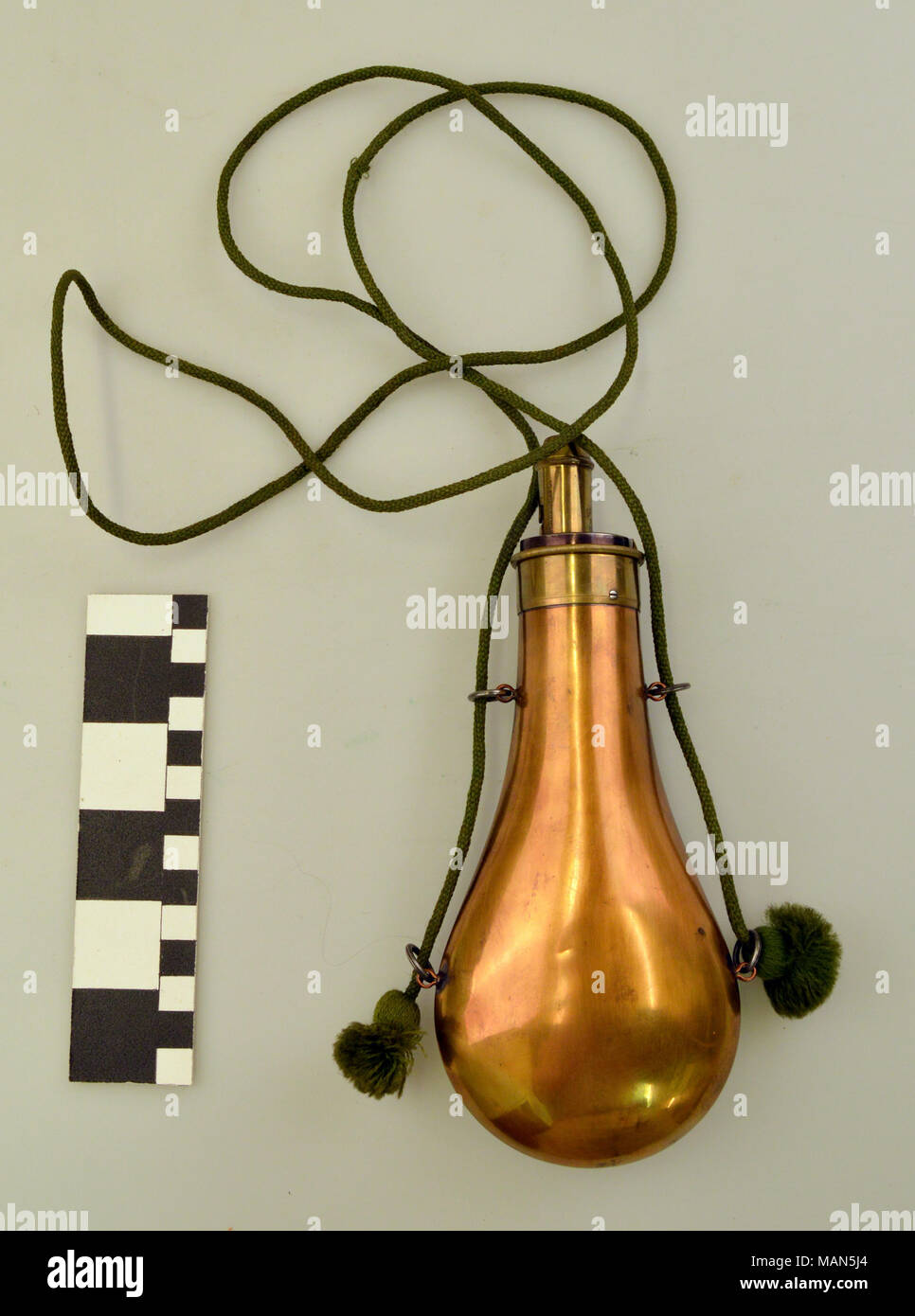 Aus reinem Kupfer Messing bodied Kolben mit Halsband und Ladegerät von der Amerikanischen Kolben und Cap Company, Waterbury, Connecticut. Titel: Reines Kupfer und Messing Schuß Kolben durch die amerikanische Kolben und Cap Company. zwischen 1857 und 1920. Amerikanische Kolben und Co. Stockfoto