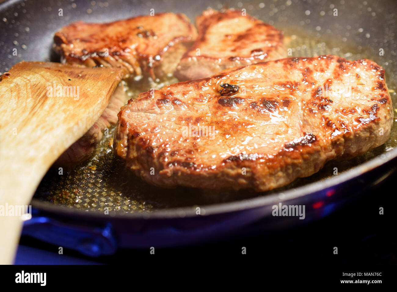Nahaufnahme von köstlichen Steaks auf Pfanne bereit zu essen. Stockfoto