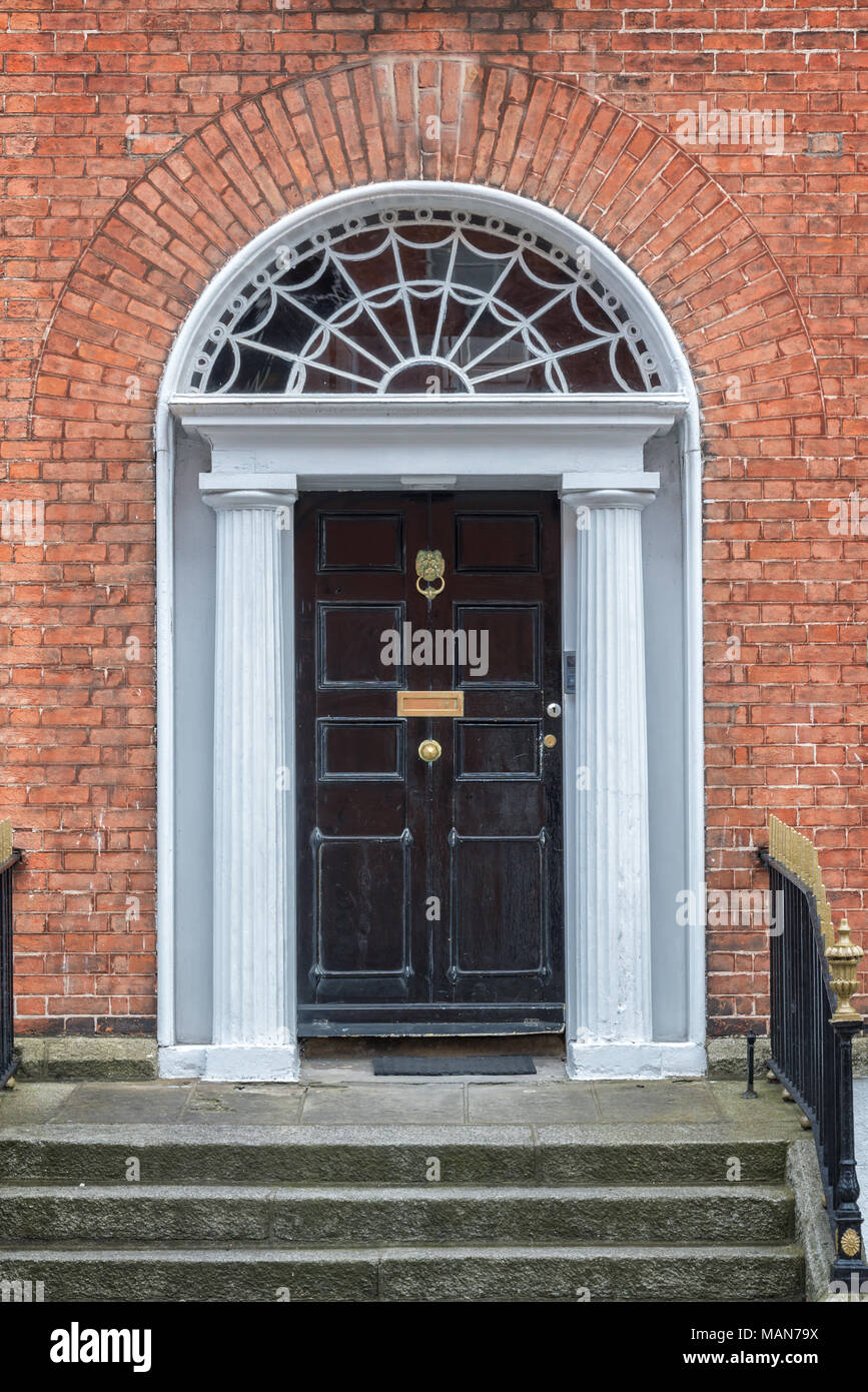 Schwarz klassische Tür in Dublin, Beispiel der georgischen typische Architektur von Dublin, Irland Stockfoto