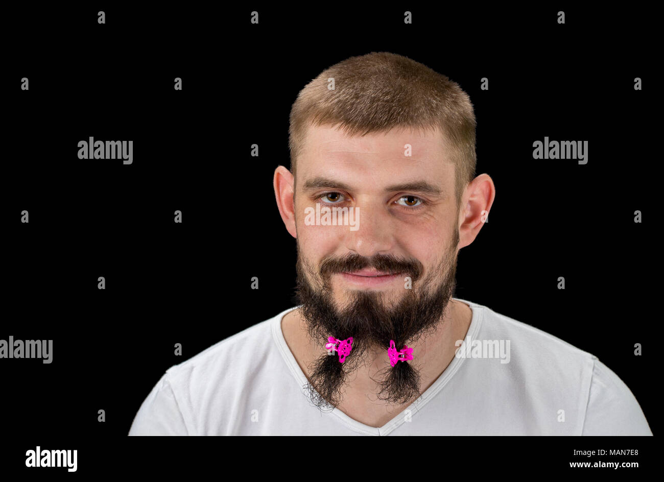 Lustig heiter bärtiger Mann stehen und Spaß über schwarzen Hintergrund. Stockfoto