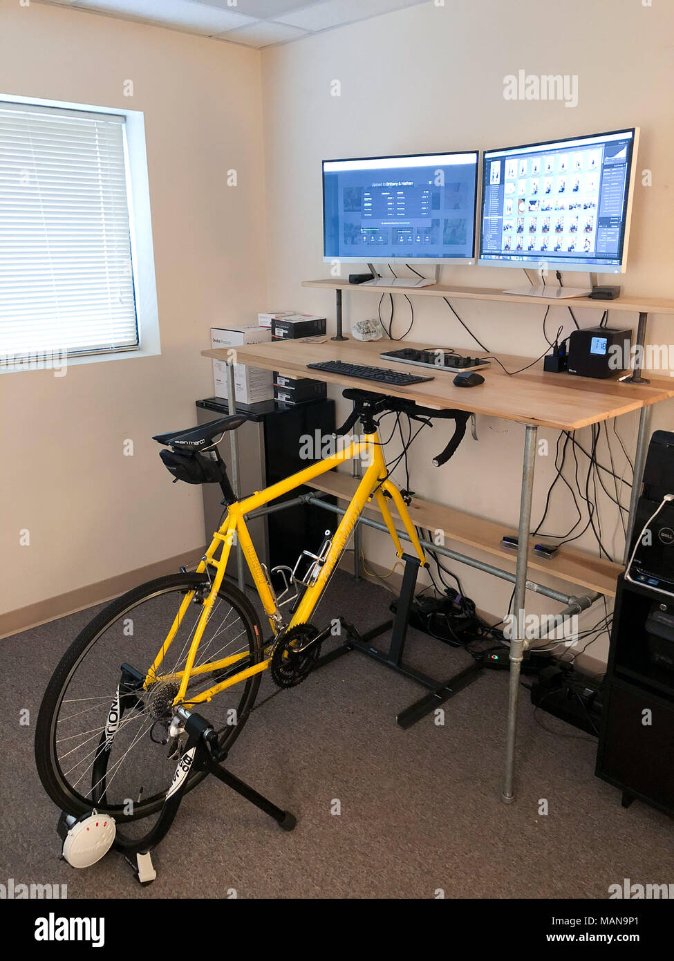 Fahrrad Trainer Stehpult im Büro Stockfoto