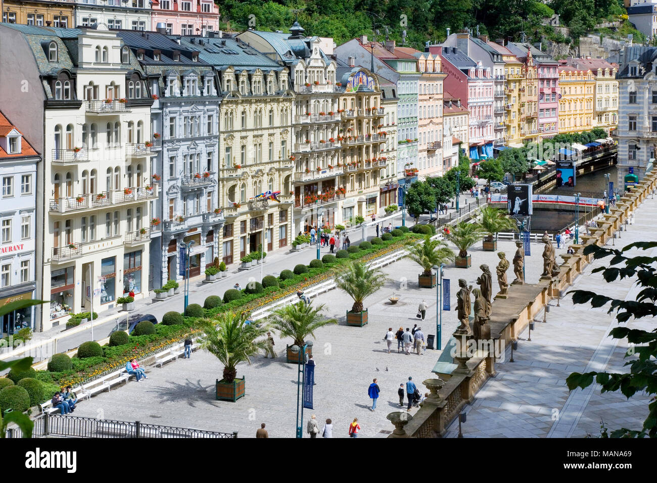 Karlsbad, Tschechische Republik - Apr 6, 2017: vom historischen Zentrum im Kurort Karlovy Vary, Westböhmen, Tschechische Republik. Berühmte historische Quellen, die meisten Stockfoto