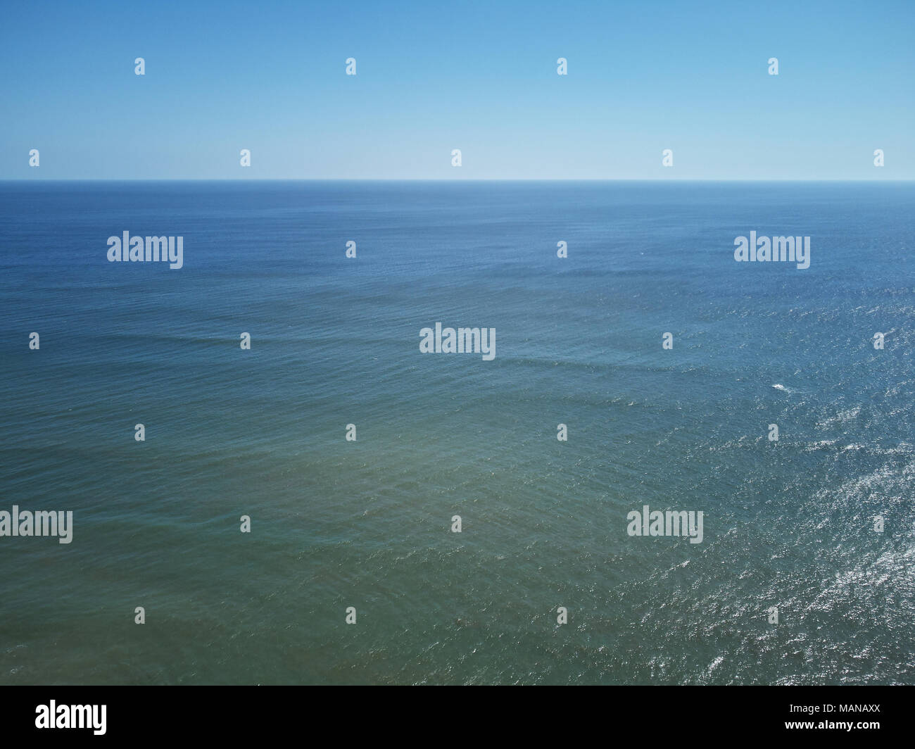 Ocean Marine auf suuny Tag mit hellen, klaren Himmel und Wasser Stockfoto