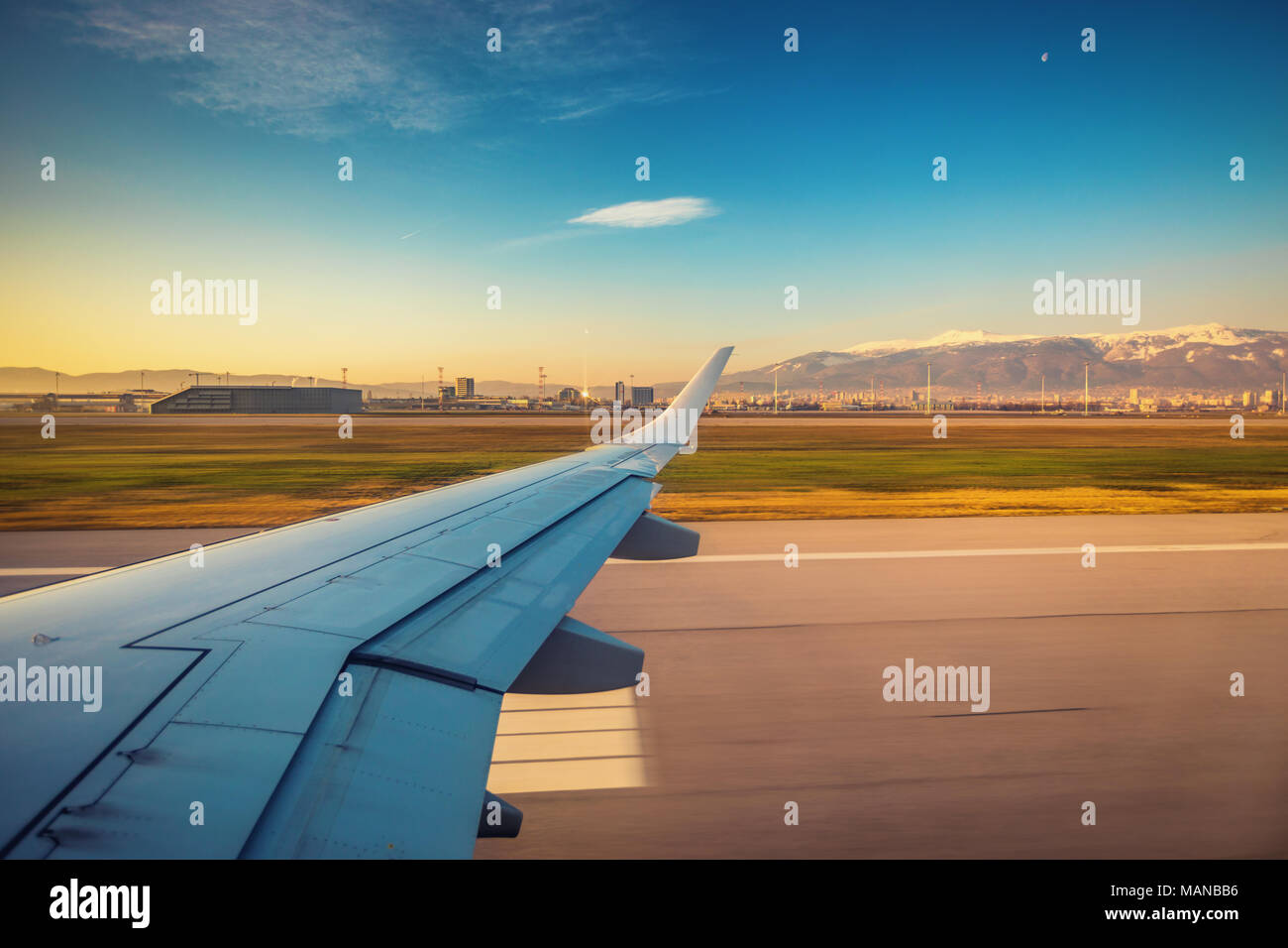 Auf den Flughafen und Flugzeug Flügel von Innen Stockfoto