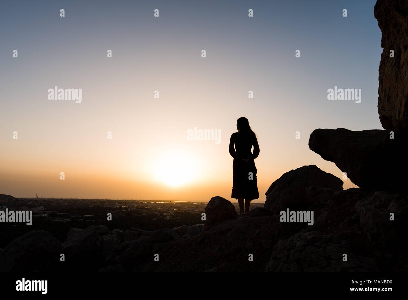 Weibliche Wanderer auf dem Berg mit Blick auf den Sonnenuntergang Stockfoto