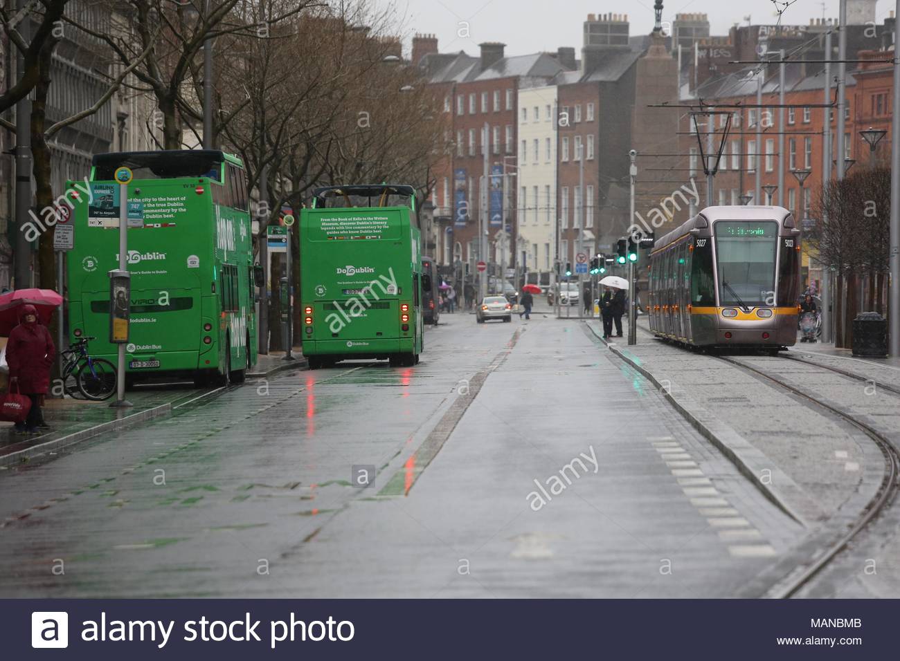 Grüne Busse und Straßenbahn Luas in der Nähe von St. Stephen's Green in Dublin, Irland als Transportsystem ist sehr modern im Stadtzentrum von Dublin Stockfoto