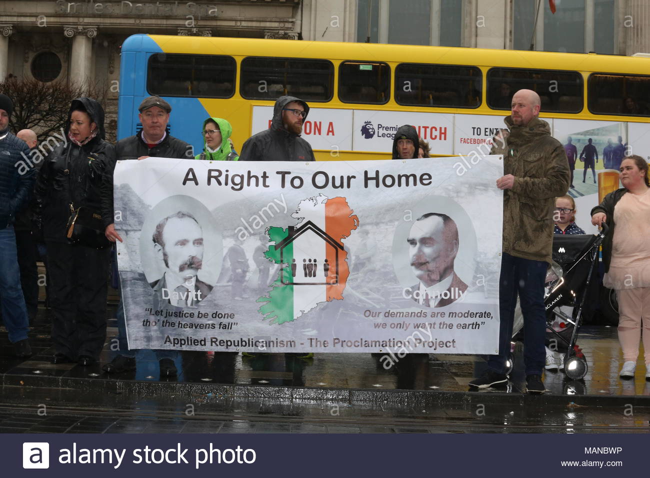Eine republikanische März durchläuft der O'Connell Street in Dublin heute Mittag zu Ehren des 1916 gegen die britische Steigende Stockfoto