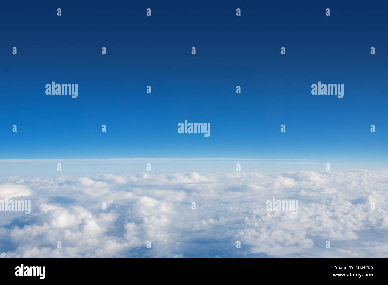 Über den Wolken Foto von puffy Clouds Stockfoto