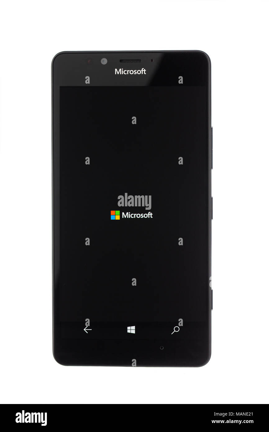 Varna, Bulgarien - Dezember 11, 2015: Handy Modell Microsoft Lumia 950 hat 20-MP-Kamera, Microsoft Windows 10,, drahtlose Aufladen und Iris scanne Stockfoto