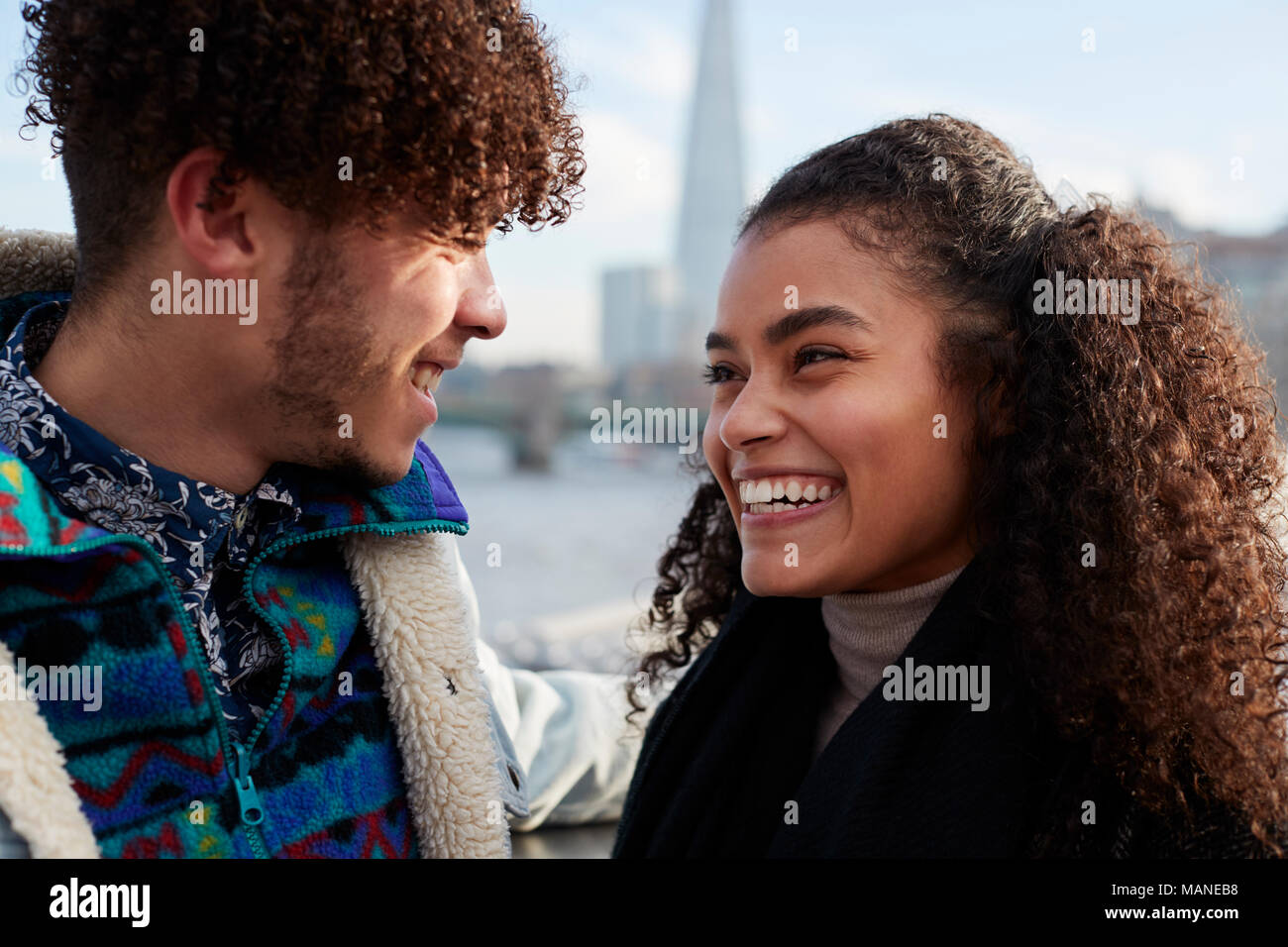 Junge touristische Paar London im Winter Stockfoto