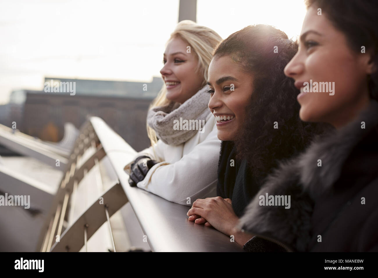 Gruppe von jungen weiblichen Freunde zu Besuch in London im Winter Stockfoto