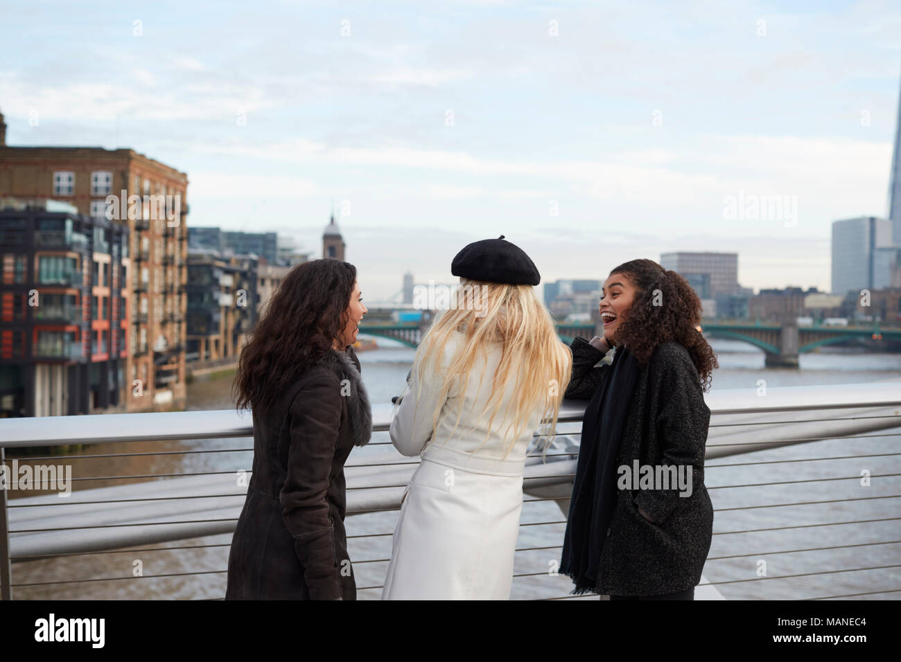 Ansicht der Rückseite des weiblichen Freunde zu Besuch in London im Winter Stockfoto