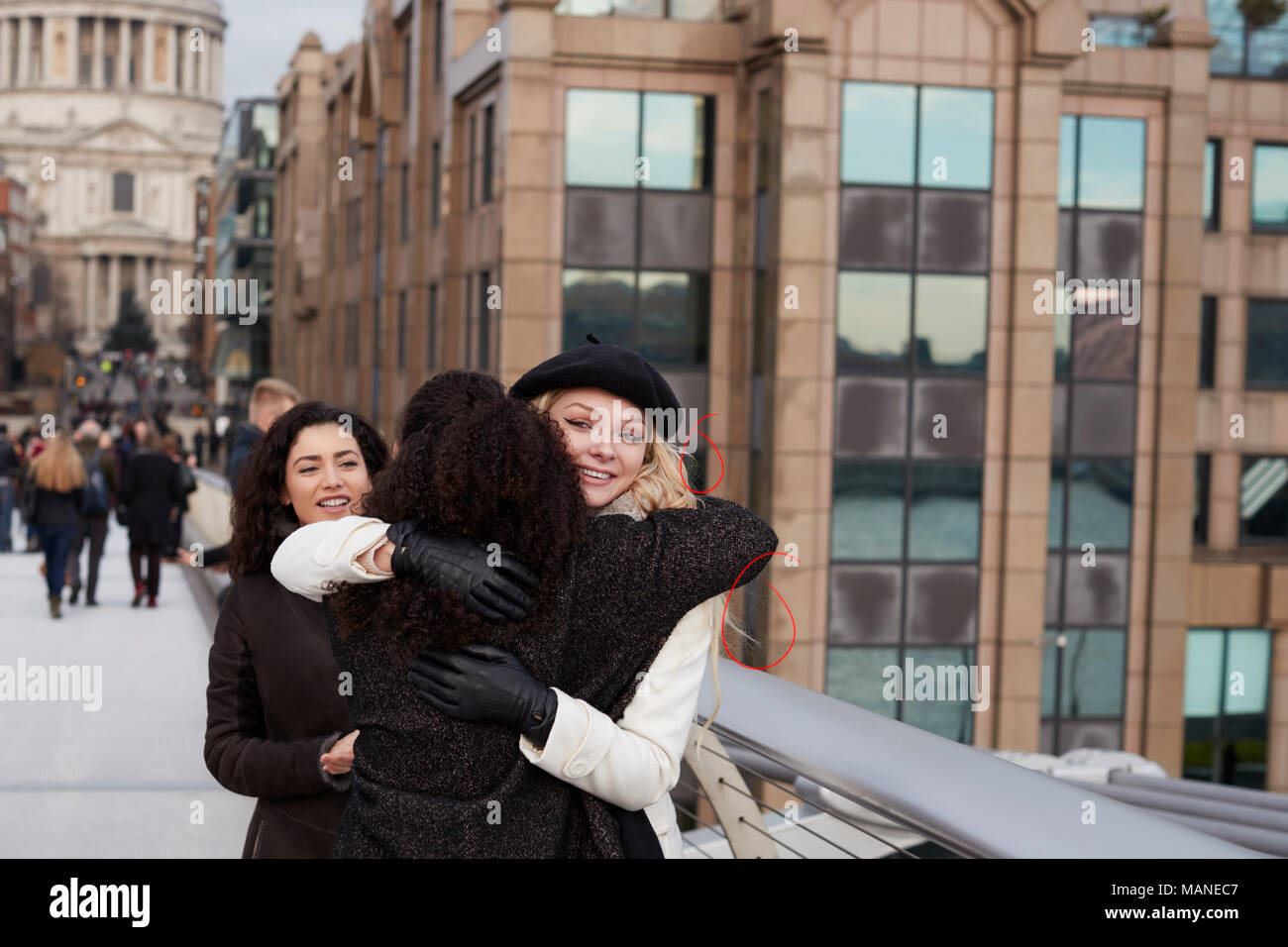 Gruppe von weiblichen Freunde treffen am Winter Besuch in London Stockfoto