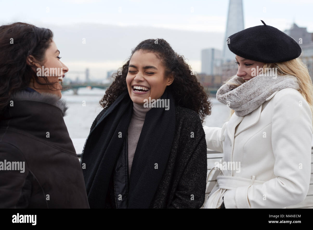 Gruppe von jungen weiblichen Freunde zu Besuch in London im Winter Stockfoto