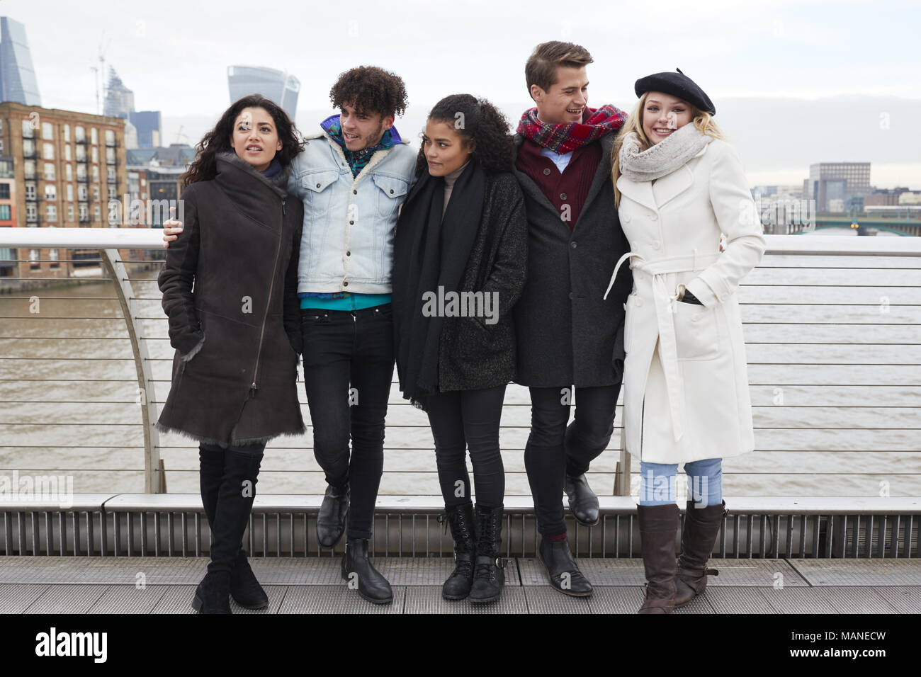 Gruppe von jungen Freunde zu Besuch in London im Winter Stockfoto