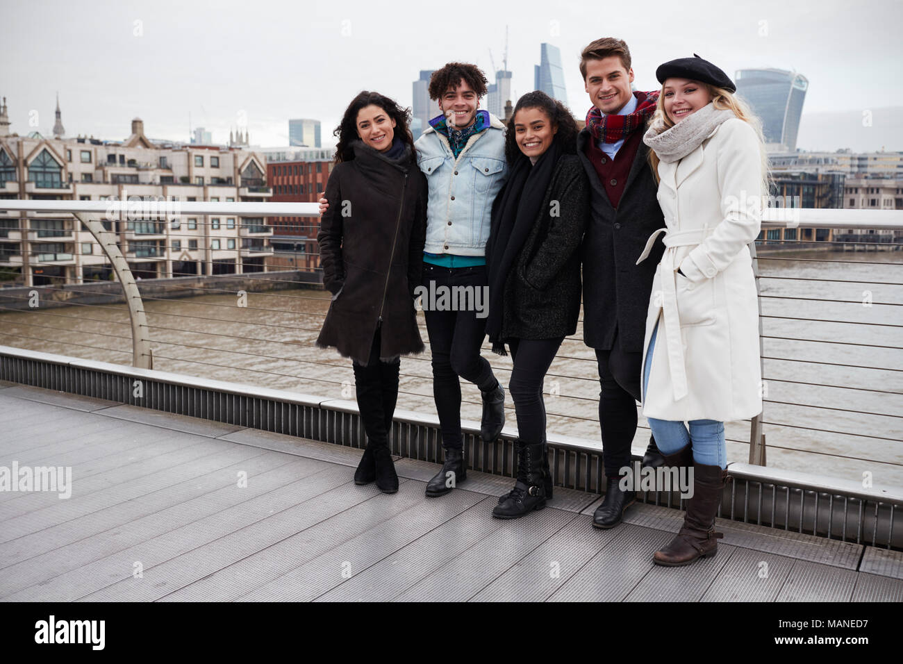 Porträt der jungen Freunde London im Winter Stockfoto