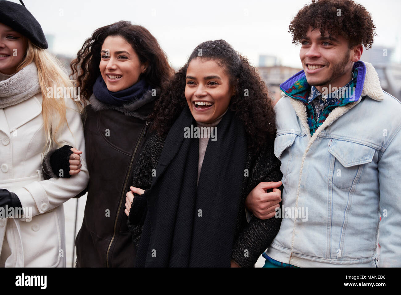 Gruppe von jungen Freunde zu Besuch in London im Winter Stockfoto