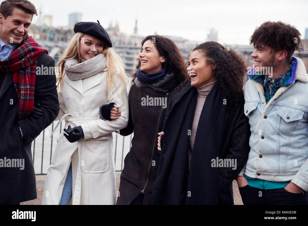 Gruppe von jungen Freunde zu Besuch in London im Winter Stockfoto