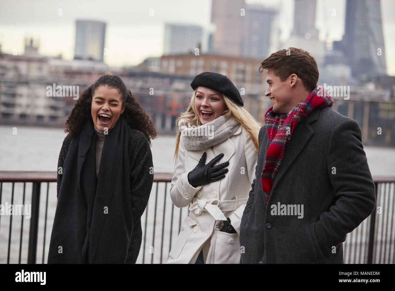 Freunde Entlang der South Bank am Winter Besuch in London Stockfoto